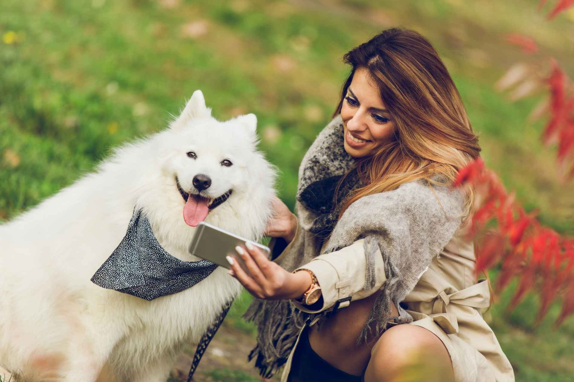 Mujer tomando un selfie con su perro